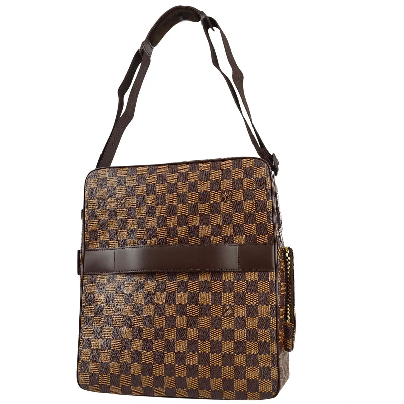 Ladies Louis Vuitton Petite Malle bags in a pastel color for a soft lookLouis Vuitton 2004 Damier Olaf GM N41440