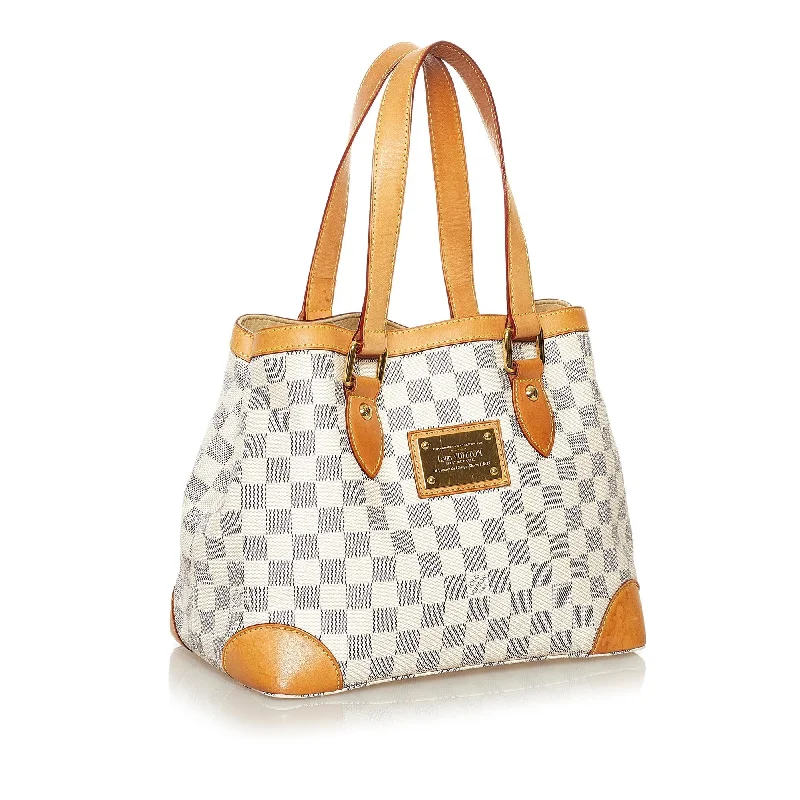 Louis Vuitton Twist bags with a contrast - colored interior for visual interestLouis Vuitton Damier Azur Hampstead PM 34560)