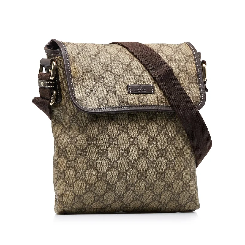 Ladies Gucci handbags with a detachable coin purse insideGucci GG Supreme Crossbody Bag (SHG-Eqc1KN)