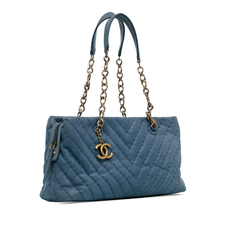 Chanel Small Crossbody Bag for TravelChanel Small Chevron Surpique Iridescent Calfskin Tote (sHtll6)