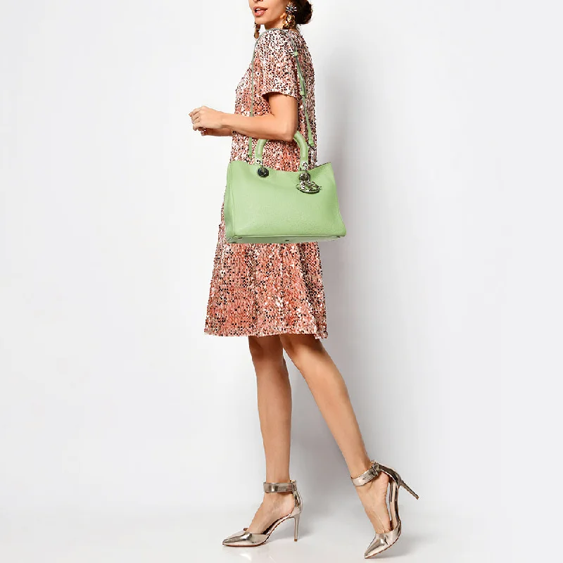 Stylish Christian Dior shoulder bags with a tassel - adorned zipperDIOR Green Leather Medium issimo Shopper Tote