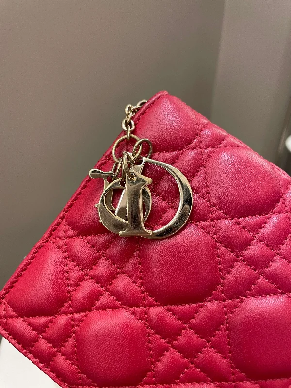 Christian Dior handbags with a removable shoulder strap for versatilityDior Lady Dior Clutch On Chain Red Lambskin